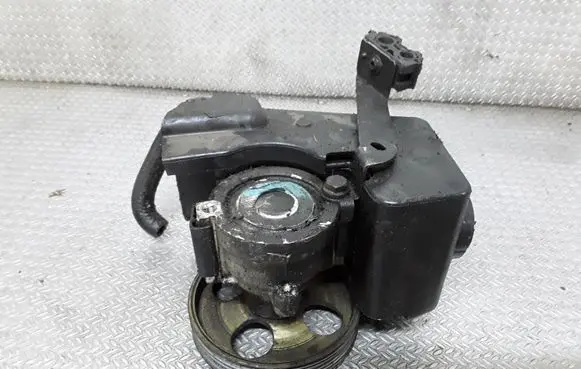 Peugeot 206 Power steering pump 9638304580