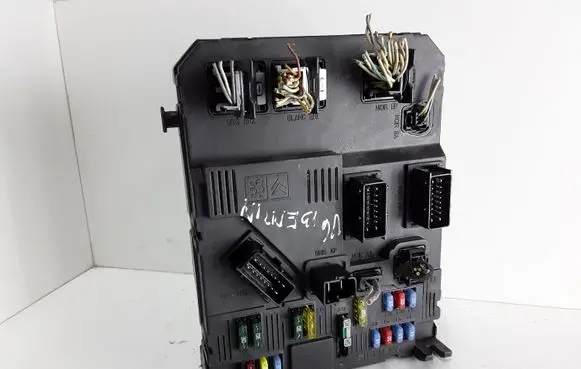 Peugeot 407 Fuse module 9655221080 BSIS0200