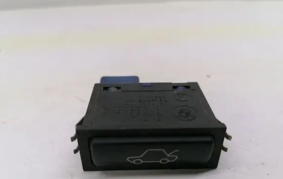 BMW 5 E39 Tailgate opening switch 8365579 03052500