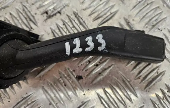 Volkswagen Touran I Indicator stalk ANP80H013A 8NB0262A