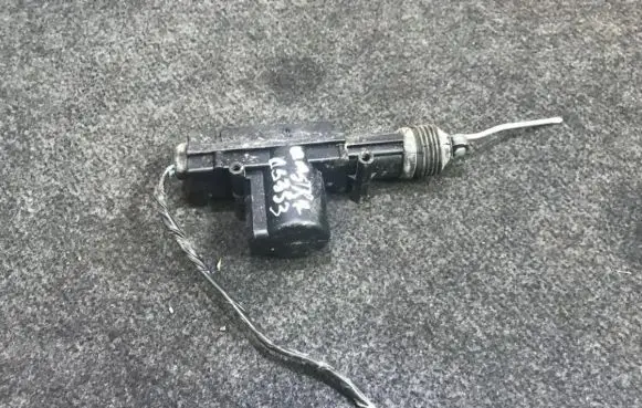 Opel Astra F Central locking motor 932037992