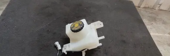 Brake fluid reservoir