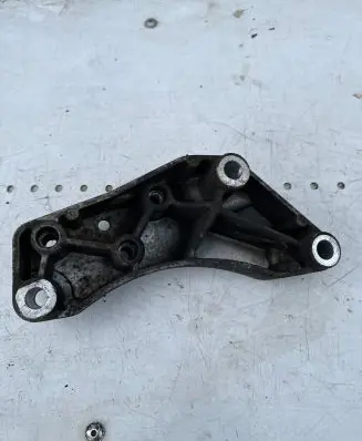 Volkswagen Touran I Engine mounting bracket 1K0199117