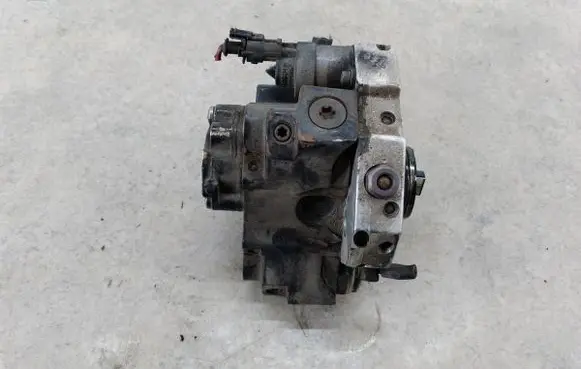 Volvo XC90 Fuel injection high pressure pump 8689590