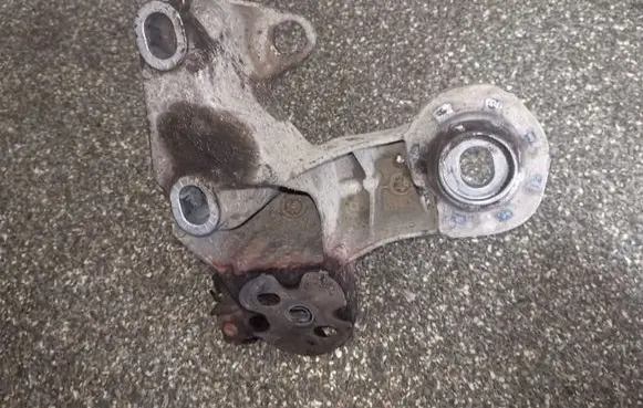 Audi A4 S4 B5 8D Engine mounting bracket 4B0199352B