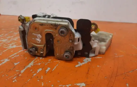 Nissan Pathfinder R50 Front door lock 805525P003