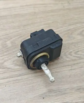 Volvo V70 Headlight level adjustment motor 