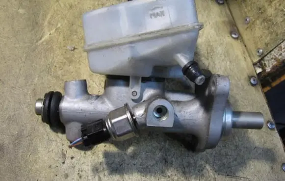 Mercedes-Benz C W203 Master brake cylinder 03350884551
