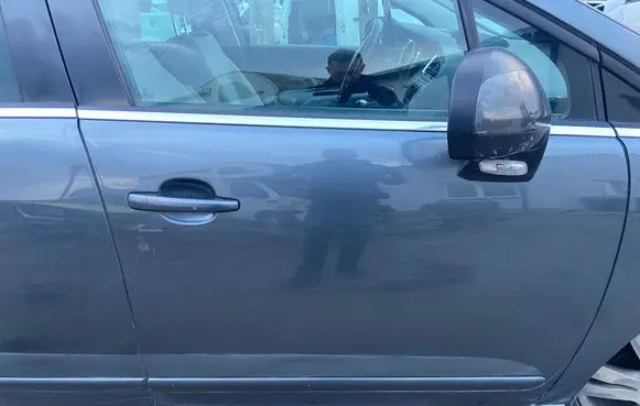 Peugeot 5008 Front door 