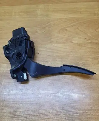Accelerator throttle pedal