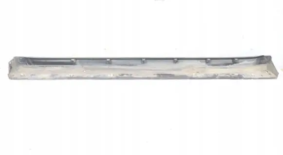 Front sill (body part)