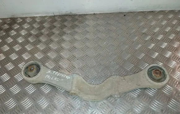 Mitsubishi Pajero Rear differential/diff mount bracket 