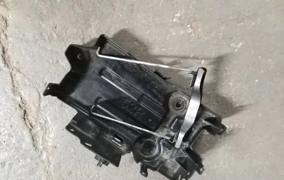Suzuki Swift III Battery box tray 7252152R0