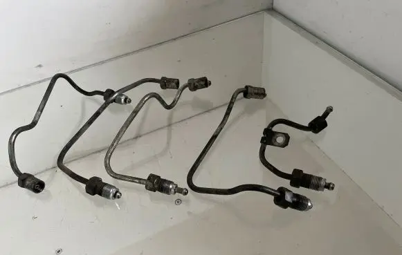Toyota Avensis Verso Fuel injector supply line/pipe 