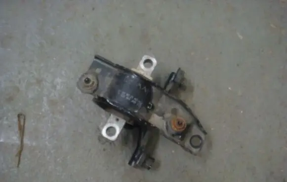Seat Toledo IV (NH) Engine mounting bracket