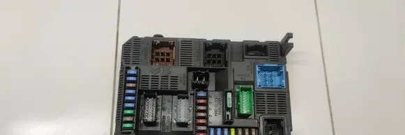 Peugeot 308 Fuse module 9807054180