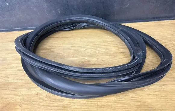 Skoda Octavia Mk2 (1Z) Front door rubber seal 1Z0867365H