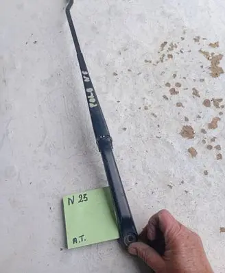 Volkswagen Polo IV 9N3 Front wiper blade arm 463823732