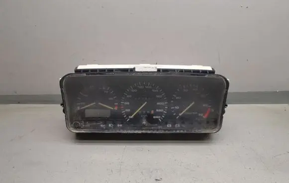 Volkswagen PASSAT B3 Speedometer (instrument cluster) 81117620