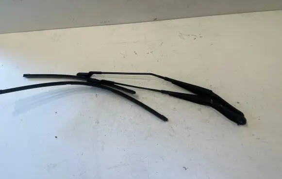 Volvo V70 Front wiper blade arm
