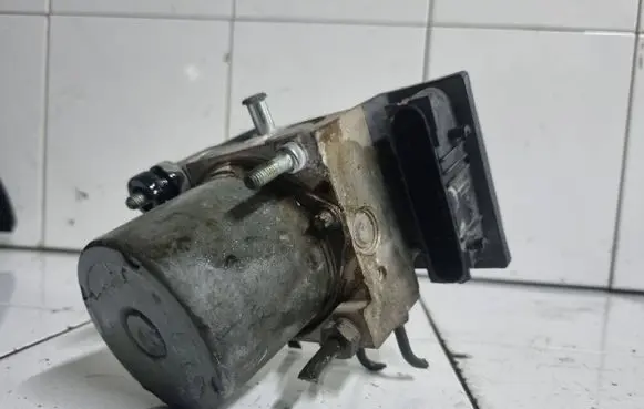 Ford Mondeo Mk III ABS Pump 0265800585 6841100213
