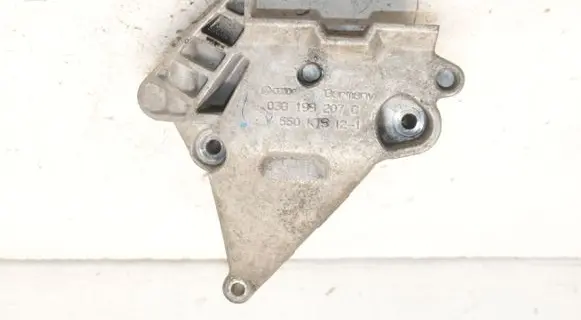 Engine mounting bracket