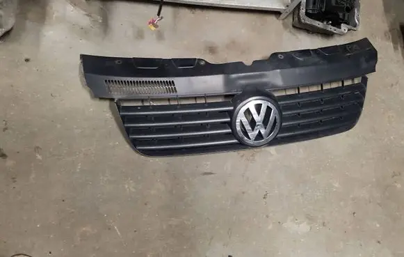 Volkswagen Multivan T5 Front bumper upper radiator grill 7H0807101