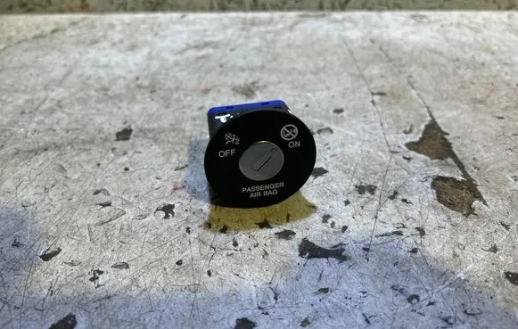 Passenger airbag on/off switch