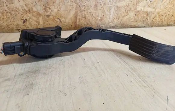 Accelerator throttle pedal