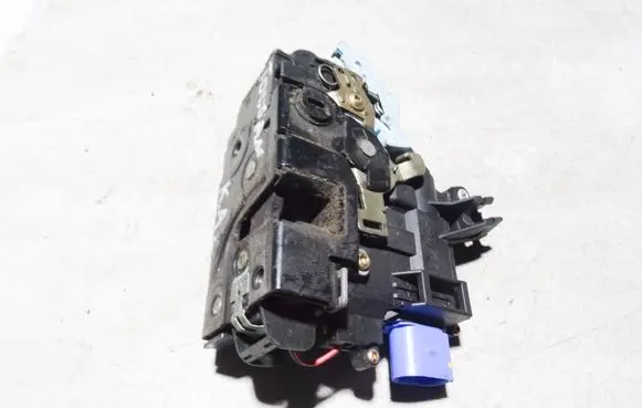 Volkswagen Golf V Rear door lock 7L0839015