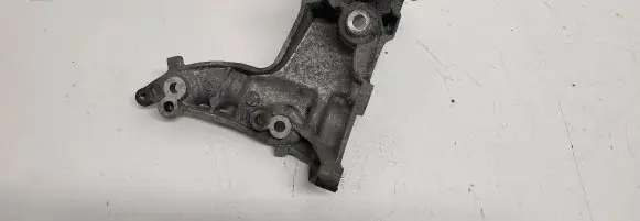 Peugeot 5008 Engine mounting bracket 9682991680