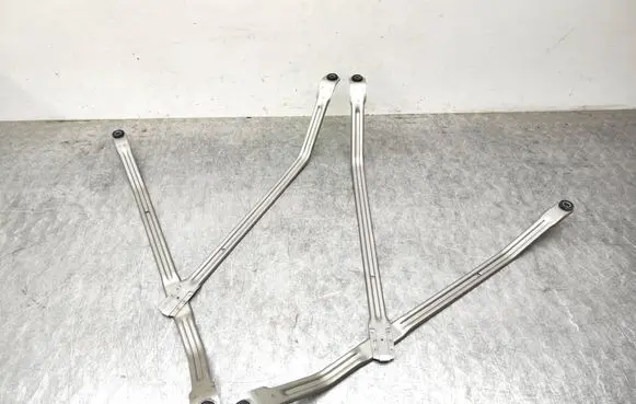 Fuel tank mounting bracket