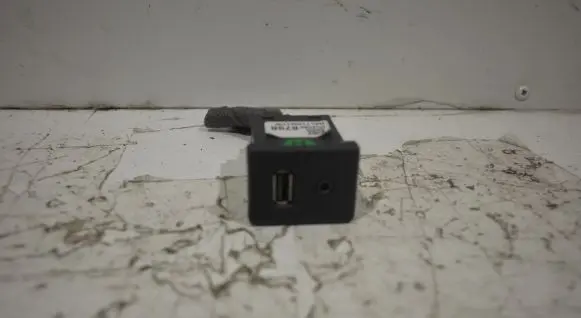 Opel Insignia A USB socket connector 20868798