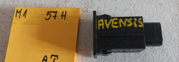 Toyota Avensis T250 Other switches/knobs/shifts 15679S