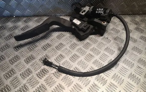 Accelerator throttle pedal