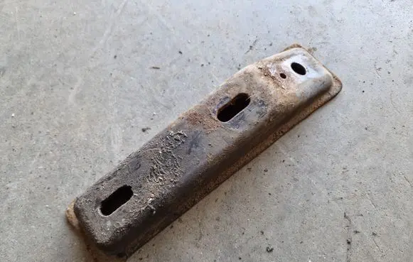 Volkswagen Jetta I Engine mounting bracket 171399141