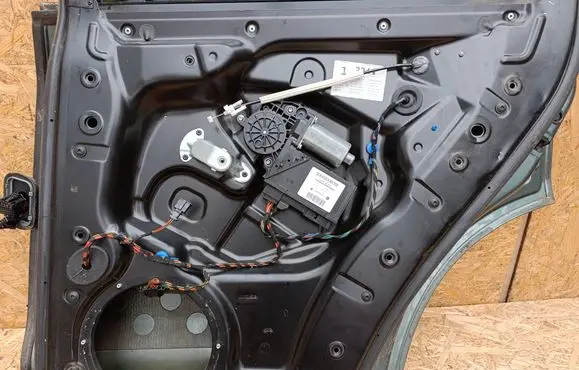 Volkswagen Touareg I Rear window lifting mechanism without motor L7L000098BP 7L6839730B L7L000004A