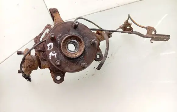 Toyota Avensis T270 Front wheel hub spindle knuckle 8954202061