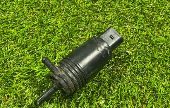 BMW 5 E39 Windscreen/windshield washer pump 8377612