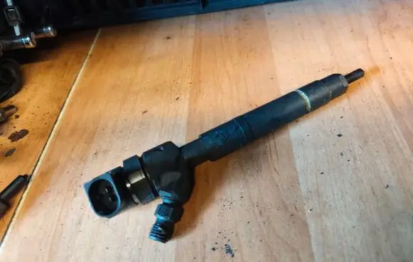 Chrysler PT Cruiser Fuel injector A6110700987