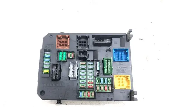 Citroen C4 Grand Picasso Fuse module 9806687980