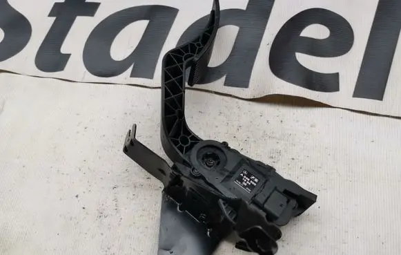 Mercedes-Benz A W176 Accelerator throttle pedal A2463001904 2463001904