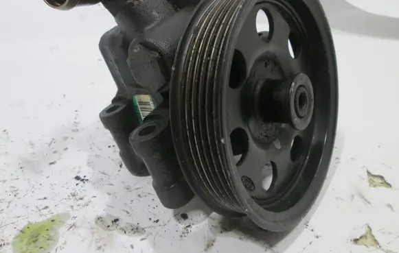 Ford Focus Power steering pump X84E3A733AC 9MD1812