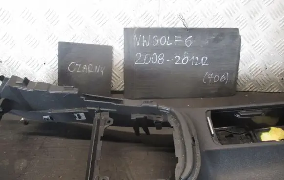Volkswagen Golf VI Center console 