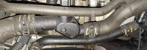 Volkswagen Golf V Engine coolant pipe/hose 06a121133al
