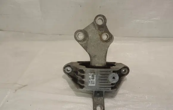 Engine mount vacuum valve
