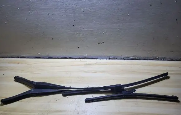 Opel Astra H Front wiper blade arm 13111219 13111220