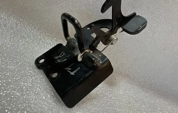Audi TT Mk1 Engine bonnet/hood lock/latch loop/hook 8N0823480B