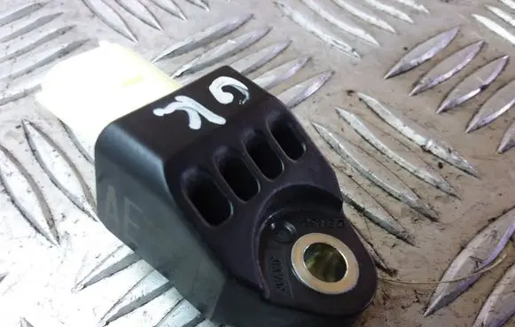 Toyota Prius+ (ZVW40) Airbag deployment crash/impact sensor