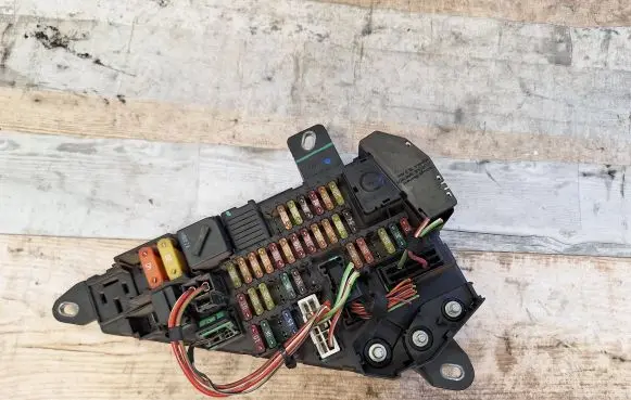 BMW 5 E60 E61 Fuse module 6906603